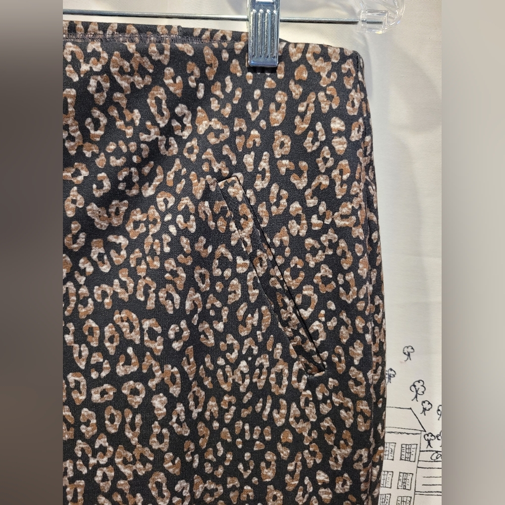 EUC Leopard Fabulously Slimming by Chicos Ankle Pants Size 1 - Picture 3 of 5